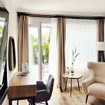 Hochwertige In Ruhiger Lage Mit Eigener Terrasse Und Parkplatz, Nur 7 Gehminuten Zum Entfernt - Hoher Schlafkomfort Dank Boxspringbett شقة