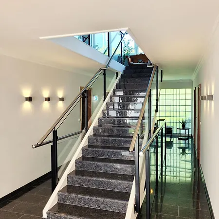 Apartment Hochwertige In Ruhiger Lage Mit Eigener Terrasse Und Parkplatz, Nur 7 Gehminuten Zum Entfernt - Hoher Schlafkomfort Dank Boxspringbett