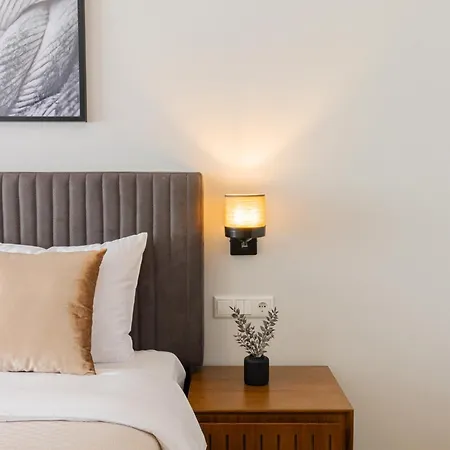 Hochwertige In Ruhiger Lage Mit Eigener Terrasse Und Parkplatz, Nur 7 Gehminuten Zum Entfernt - Hoher Schlafkomfort Dank Boxspringbett